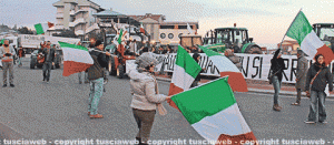 La protesta al casello di Orte