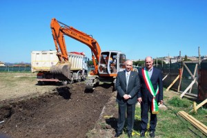L'assessore Ranucci e il sindaco Mazzola il giorno dell'inizio dei lavori della piscina