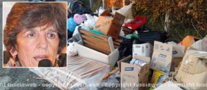 L'immondizia nelle strade - Nel riquadro l'assessora Raffaela Saraconi