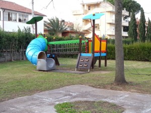 L'area divertimenti nel giardino della scuola dell'infanzia 