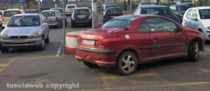 Due parcheggi per disabili occupati da una sola auto
