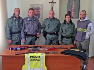 Il materiale sequestrato dalla polizia provinciale dopo l'operazione 