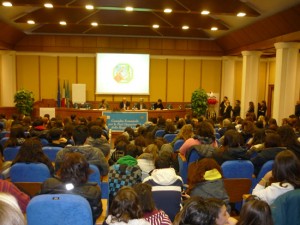 La sala Mechelli colma di ragazzi per la premiazione del concorso contro la voiolenza di genere