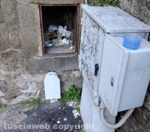 Rifiuti in giro per il centro storico