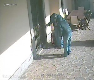 Tentato furto in villa - Le immagini degli scassinatori in azione