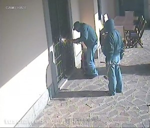 Tentato furto in villa - Le immagini degli scassinatori in azione - Foto d'archivio