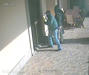 Furto in villa - Le immagini degli scassinatori in azione - Foto d'archivio