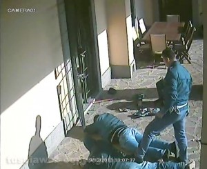 I poliziotti bloccano i ladri