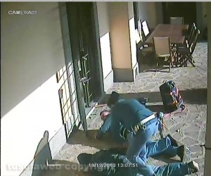 I poliziotti bloccano i ladri