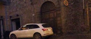 Via Orologio Vecchio - La piazzetta ridotta a parcheggio