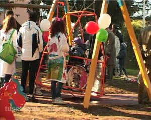 Un momento di gioco sulle nuove giostre