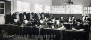 Istituto Ragonesi - In classe sui banchi di legno