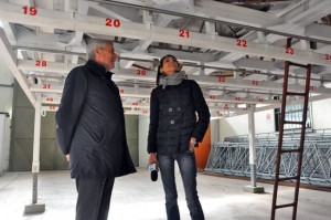 Il sindaco Michelini e la giornalista Pistilli sotto la base della macchina 