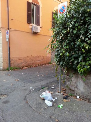 Rifiuti a piazza Crispi 