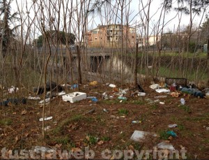 Immondizia tra la Teverina e piazzale Gramsci