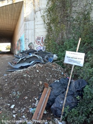 Rifiuti in prossimità della superstrada