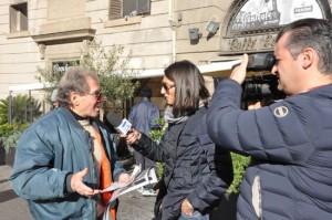 La giornalista Tg1 con il facchino anziano Febbraro