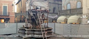 L'impalcatura alla fontana di piazza delle Erbe