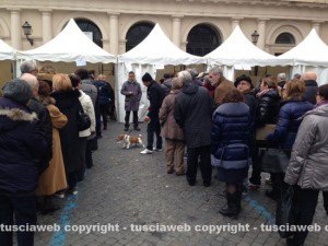 La fila a piazza del Teatro per le primarie del Pd