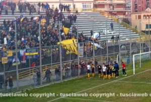 I giocatori festeggiano sotto la curva