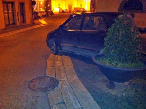 Un'auto parcheggiata su un marciapiede