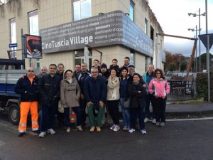 La bonifica di strada Piangoli  -  Santucci guarda mentre gli operai del comune lavorano