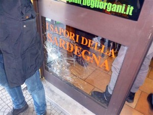Il vetro della rivendita sfondato 