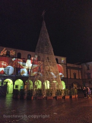 Viterbo - L'albero di Natale spento a piazza del comune