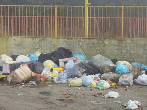 Cumuli di rifiuti all'ingresso di Viterbo