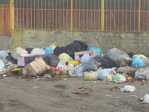 Cumuli di rifiuti all'ingresso di Viterbo