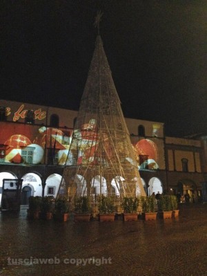 Viterbo - L'albero di Natale spento a piazza del comune