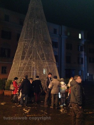 Viterbo - L'albero di Natale spento a piazza del comune - In piazza c'è pure Filippo Rossi