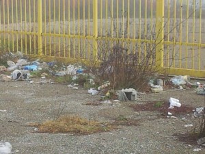 Cumuli di rifiuti all'ingresso di Viterbo