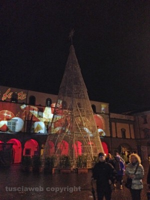 Viterbo - L'albero di Natale spento a piazza del comune