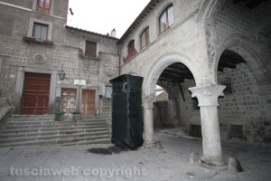 Piazza San Pellegrino deturpata