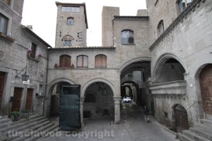 Piazza San Pellegrino deturpata