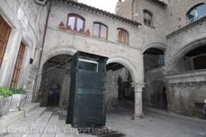 Piazza San Pellegrino deturpata
