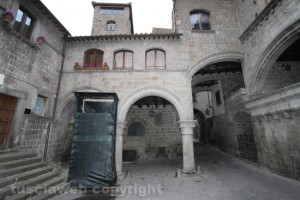 Piazza San Pellegrino deturpata