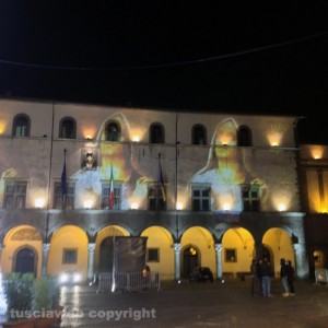 L'anteprima del festival delle luci a piazza del comune