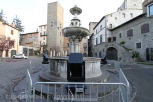 La fontana di piazza del Gesù deturpata