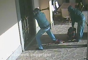 I ladri sfondano la porta a mazzate