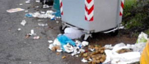 La sporcizia in strada San Cataldo
