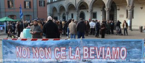 Arsenico, la manifestazione a piazza del Comune