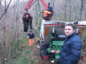 La bonifica di strada Piangoli  -  Santucci guarda mentre gli operai del comune lavorano
