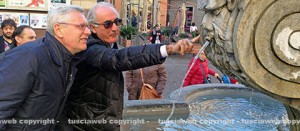 Alvaro Ricci e Leonardo Michelini alla fontana di piazza delle Erbe