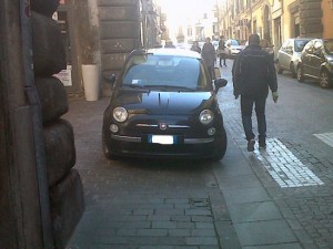 Il parcheggio selvaggio in via Cavour