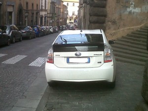 Il parcheggio selvaggio in via Cavour