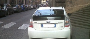 Il parcheggio selvaggio in via Cavour