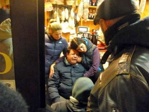 Patrizio Podda assistito all'interno del suo negozio