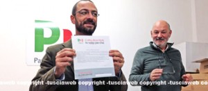 Andrea Egidi con il documento da sottoscrivere e Giuseppe Fraticello